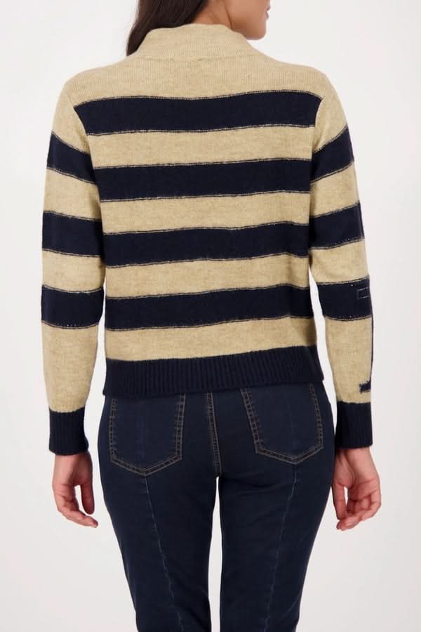 Chandail à rayures avec col montant en maille douce avec rayures contrastées et col élégant. Parfait pour un look chic avec jeans.