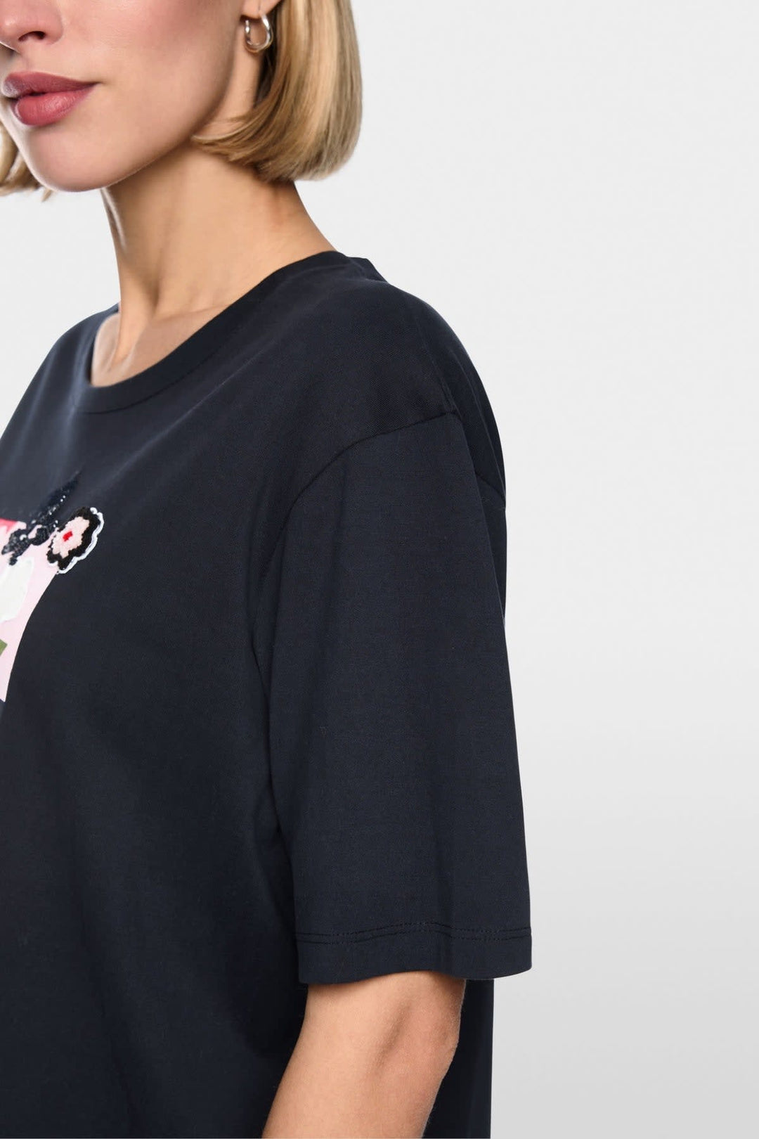 T-shirt à imprimé floral et détails en paillettes vue de face pour femme Marc Cain