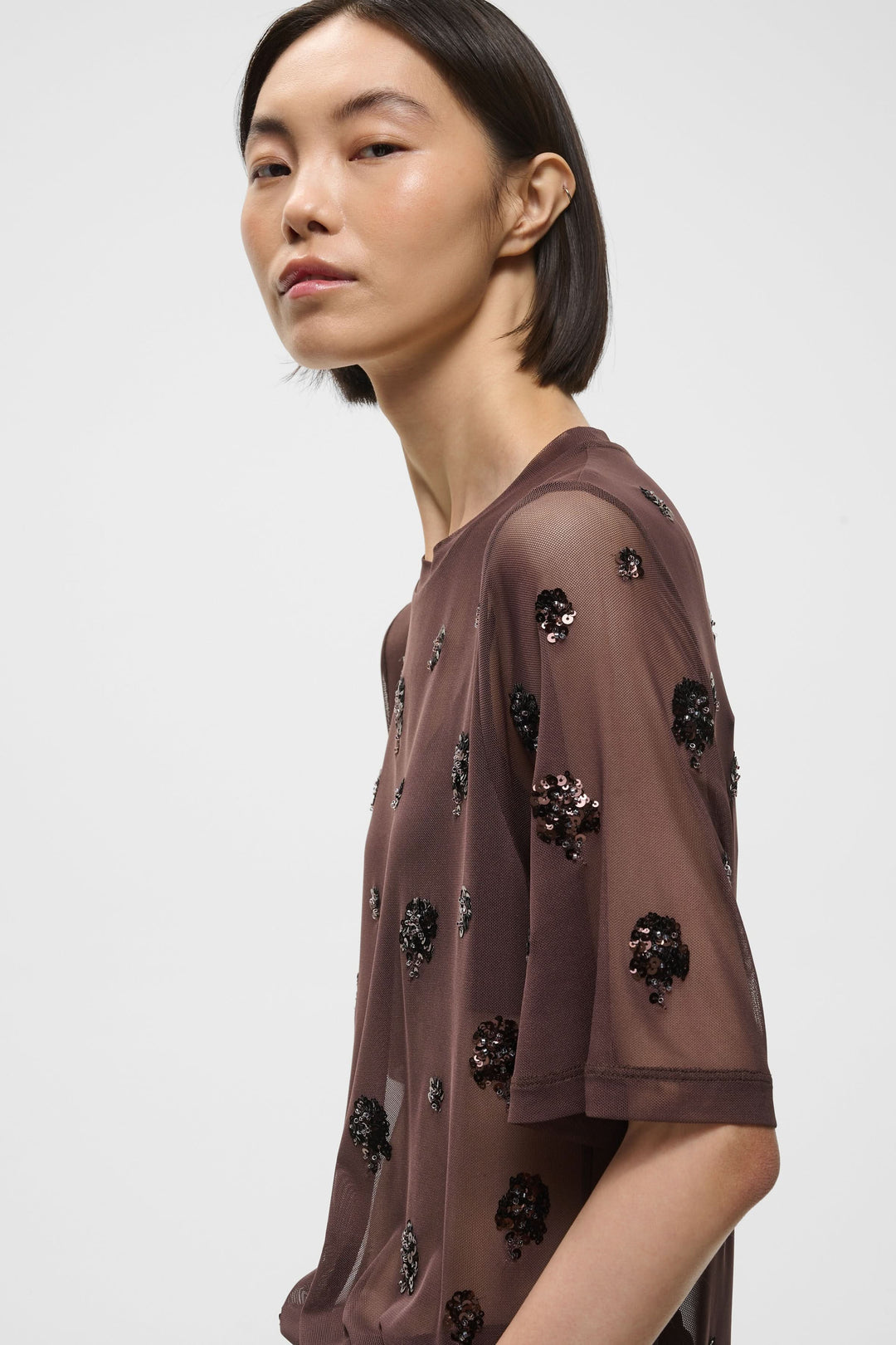 T-shirt Bami en tulle transparent noir à sequins floraux vue de face pour femme InWear