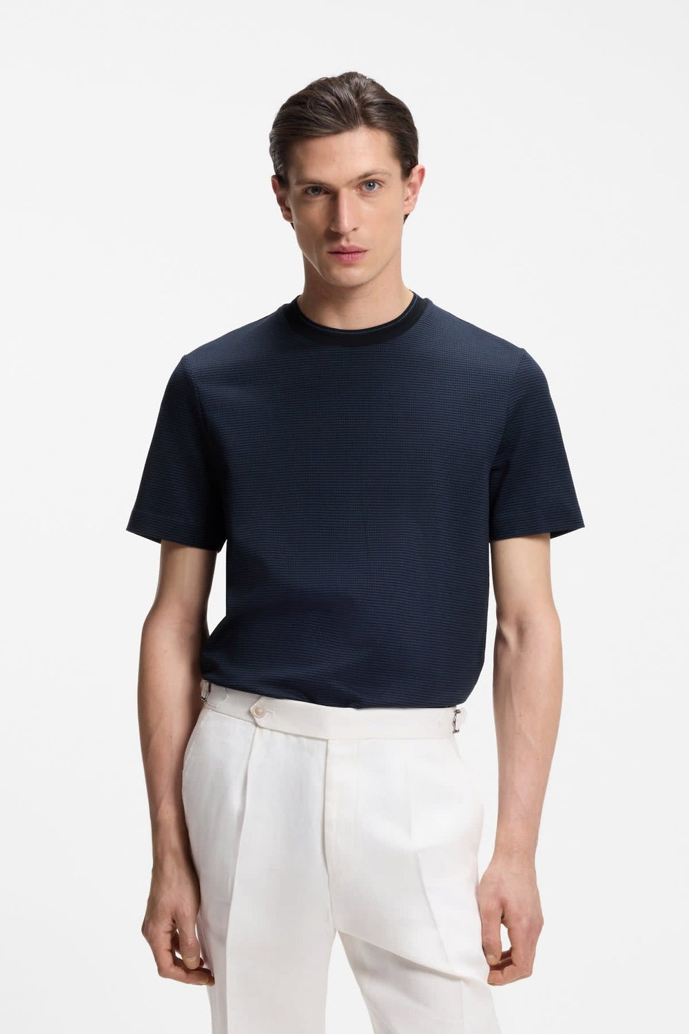 Vue de face T-shirt Hugo Boss pour homme blanc à logo brodé sur la poitrine - Valérie Simon