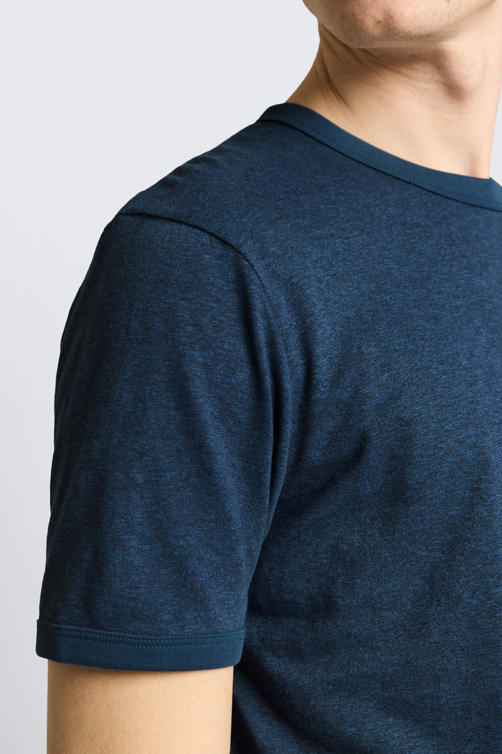 Vue de face t-shirt bleu Tom Tailor pour homme avec logo discret - Valérie Simon