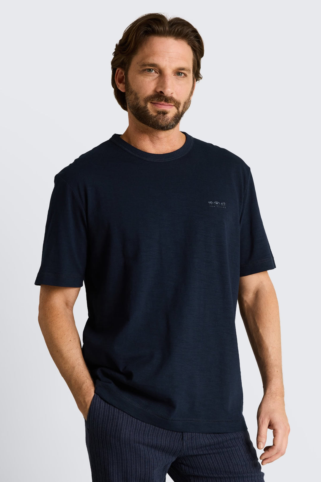 Vue de face T-shirt Tom Tailor pour homme blanc détail logo poitrine - Valérie Simon