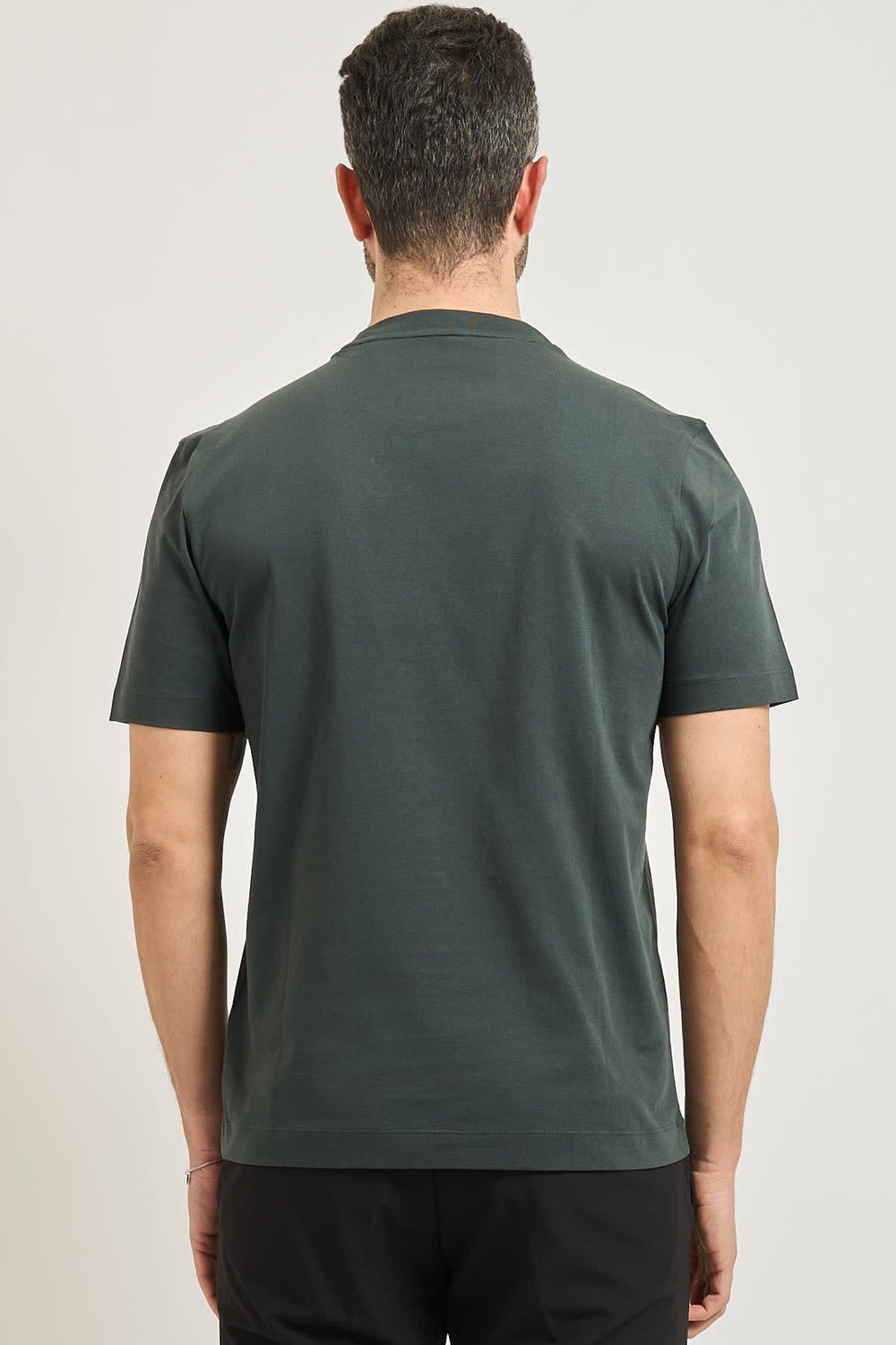 Vue de face T-shirt Hugo Boss pour homme bleu avec logo discret sur la poitrine - Valérie Simon