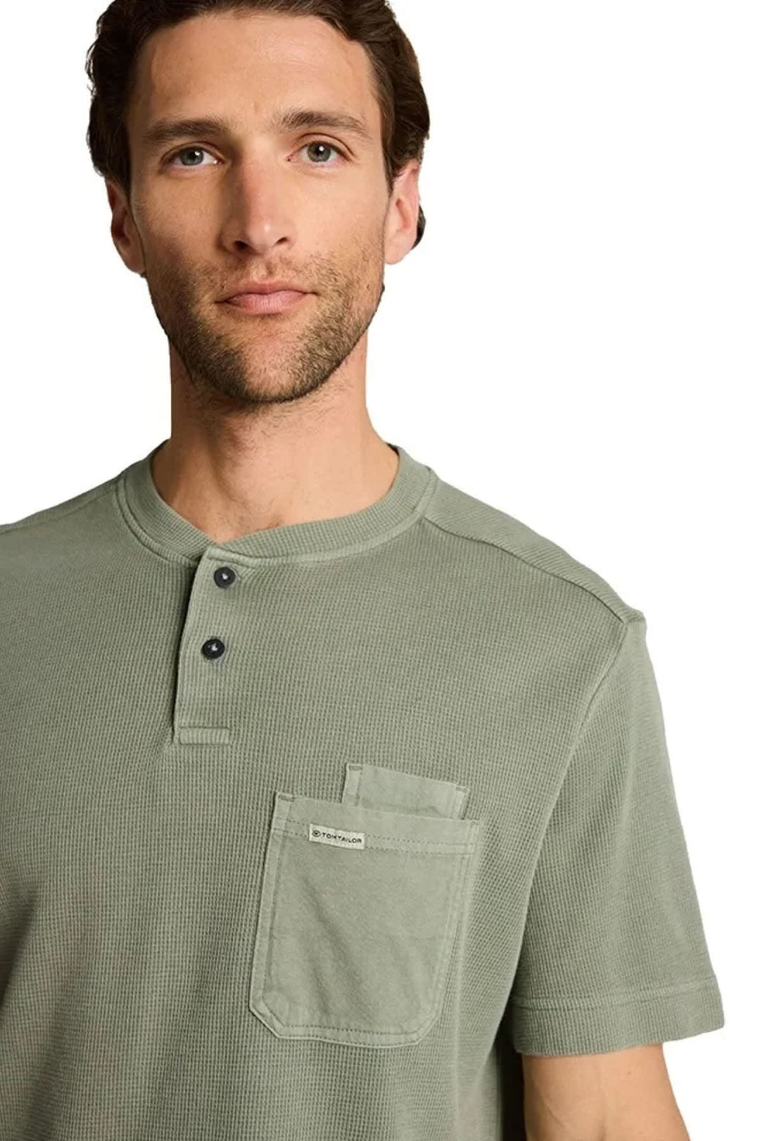 Vue de face t-shirt gaufré col henley Tom Tailor pour homme gris avec détails boutons - Valérie Simon