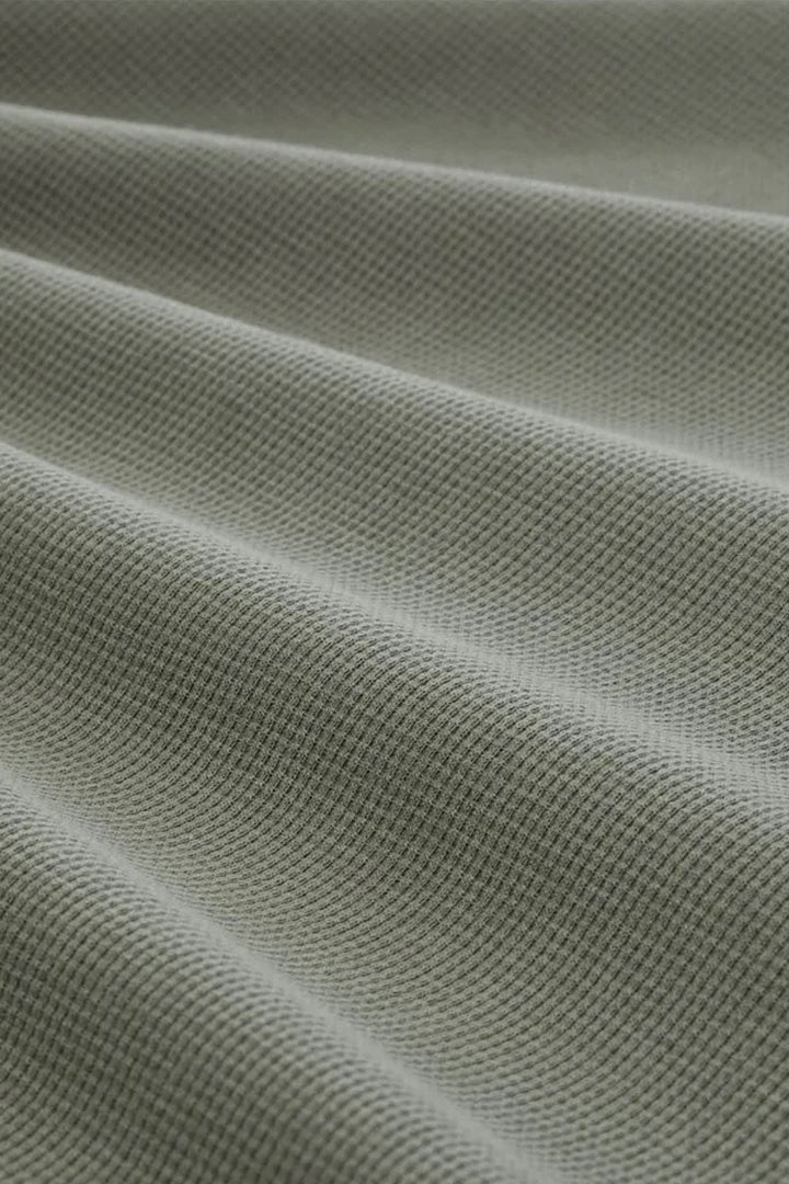 Vue de face t-shirt gaufré à col henley Tom Tailor pour homme gris avec boutons - Valérie Simon