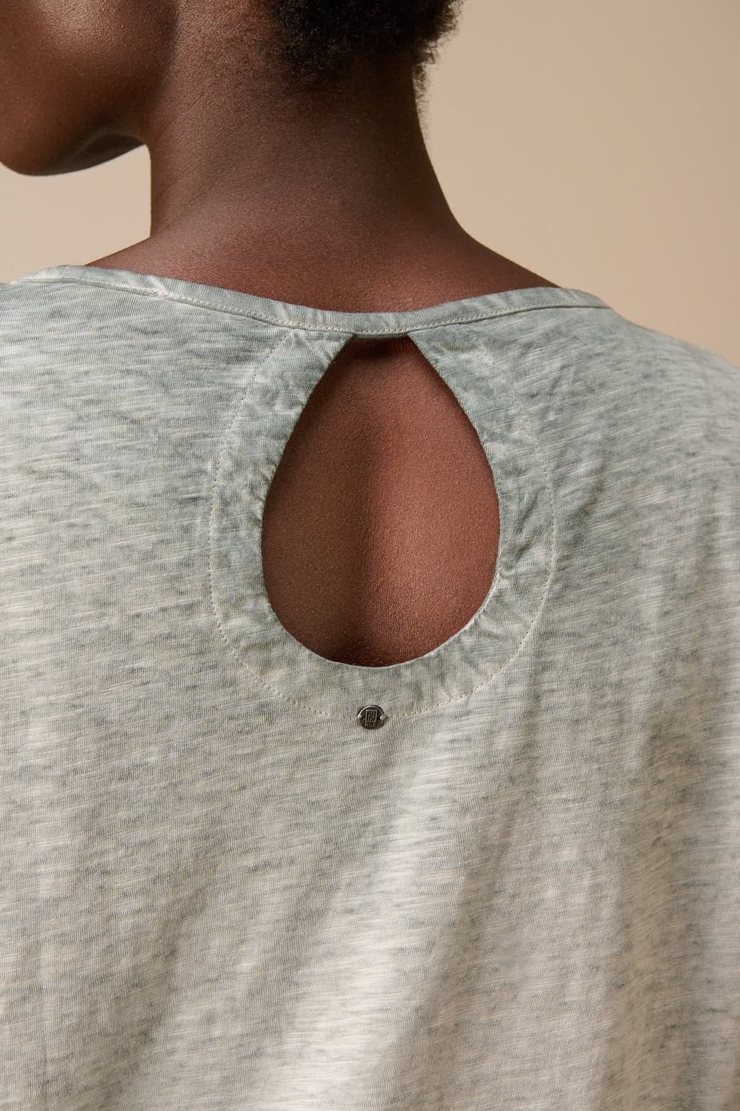Front view: Red Nile short-sleeved tied-front T-shirt for women - Valérie Simon