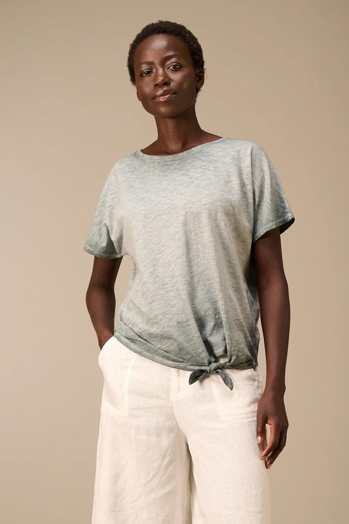 Front view: Nile women&