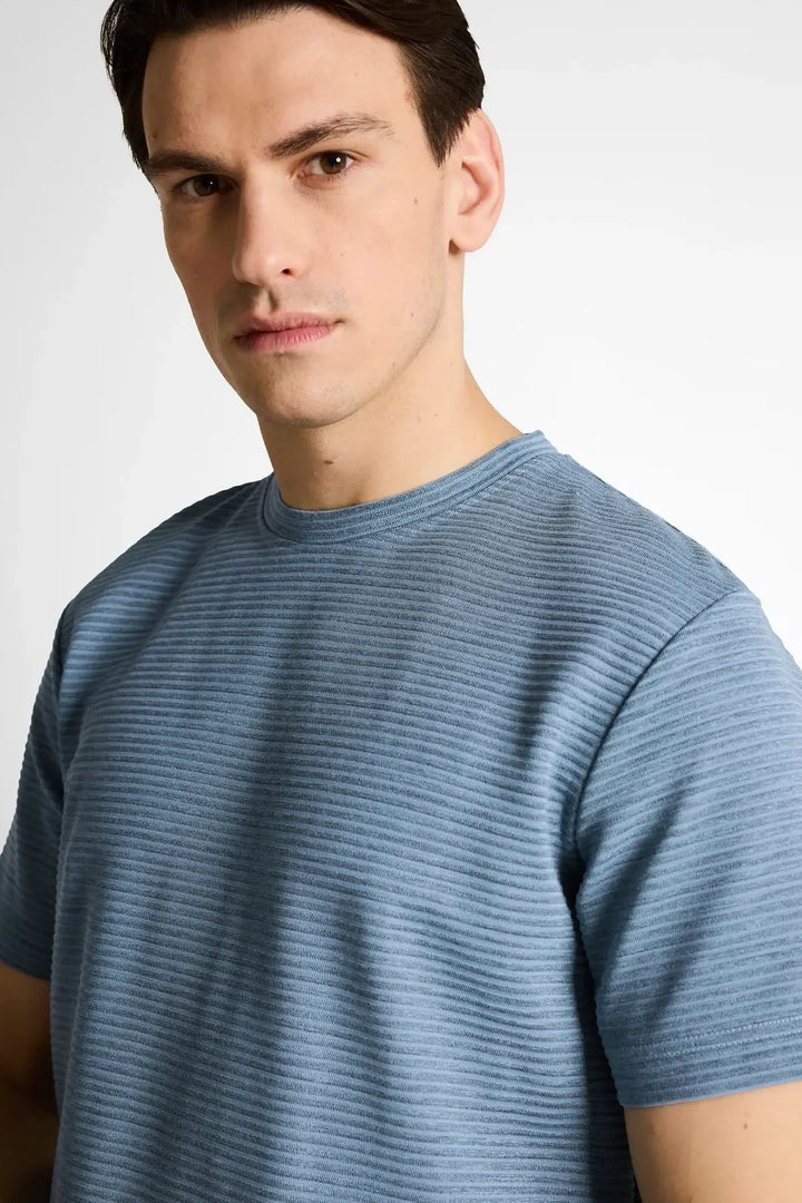 Vue de face T-shirt texturé Tom Tailor pour homme gris clair avec détails manches courtes - Valérie Simon