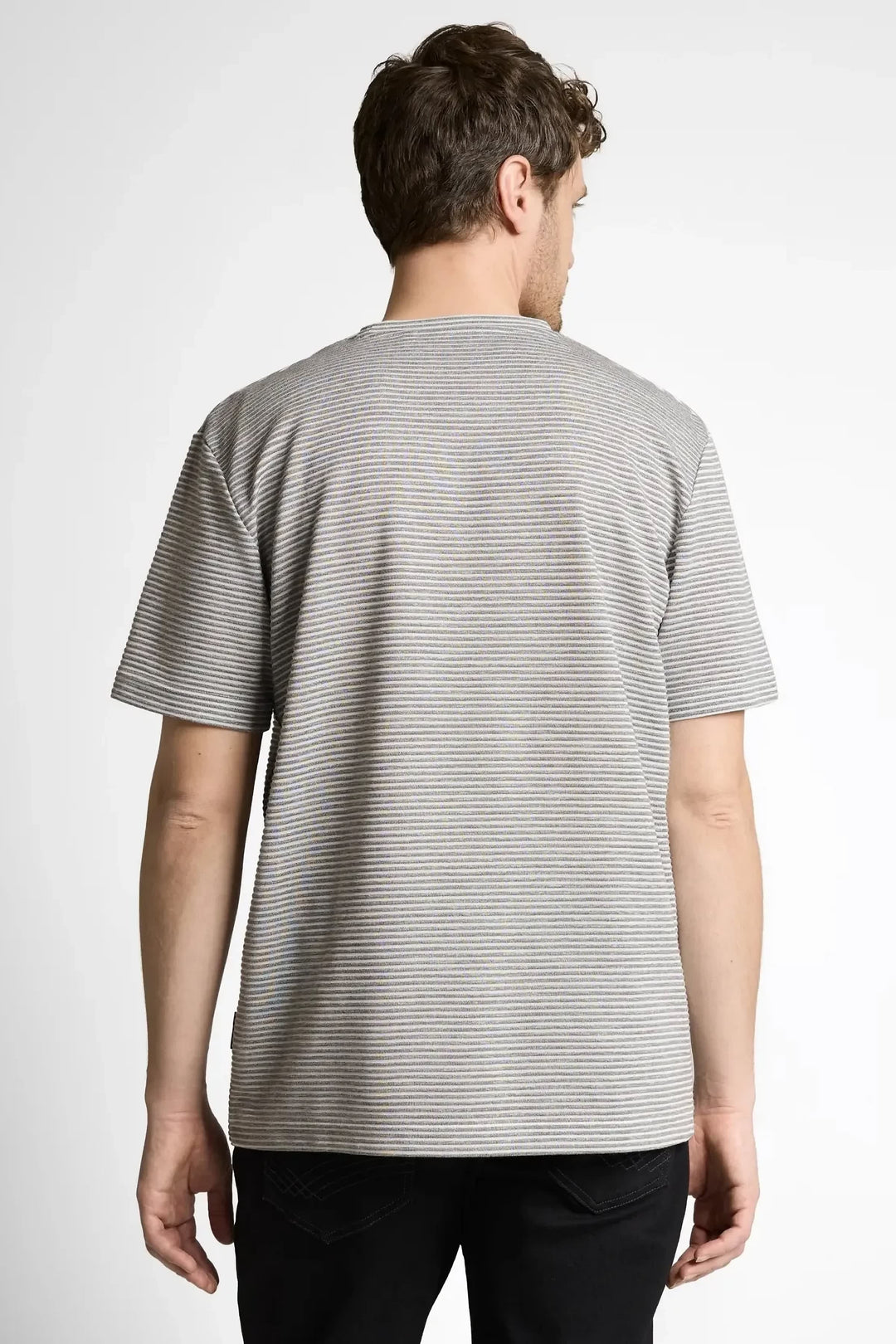 Vue de face t-shirt texturé Tom Tailor pour homme gris avec motif subtile - Valérie Simon