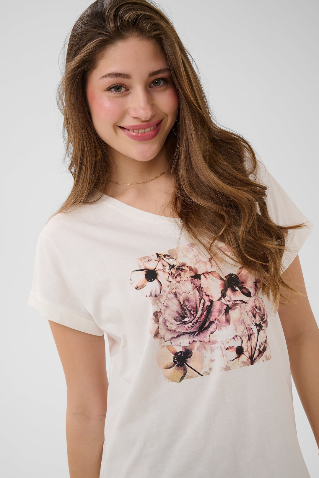 Vue de face T-shirt floral Cream pour femme blanc et rose avec détails bordures dentelle - Valérie Simon