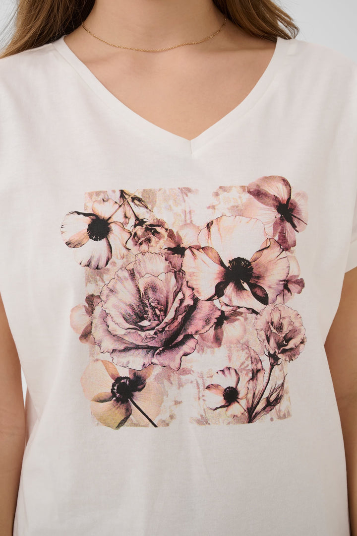 Vue avant T-shirt floral Cream femme blanc motifs rouges et verts porté par Valérie Simon