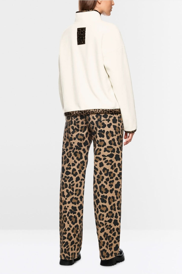 Chandail col montant avec boutons et détails contrastés, porté avec pantalon léopard, vue arrière pour look décontracté et tendance.