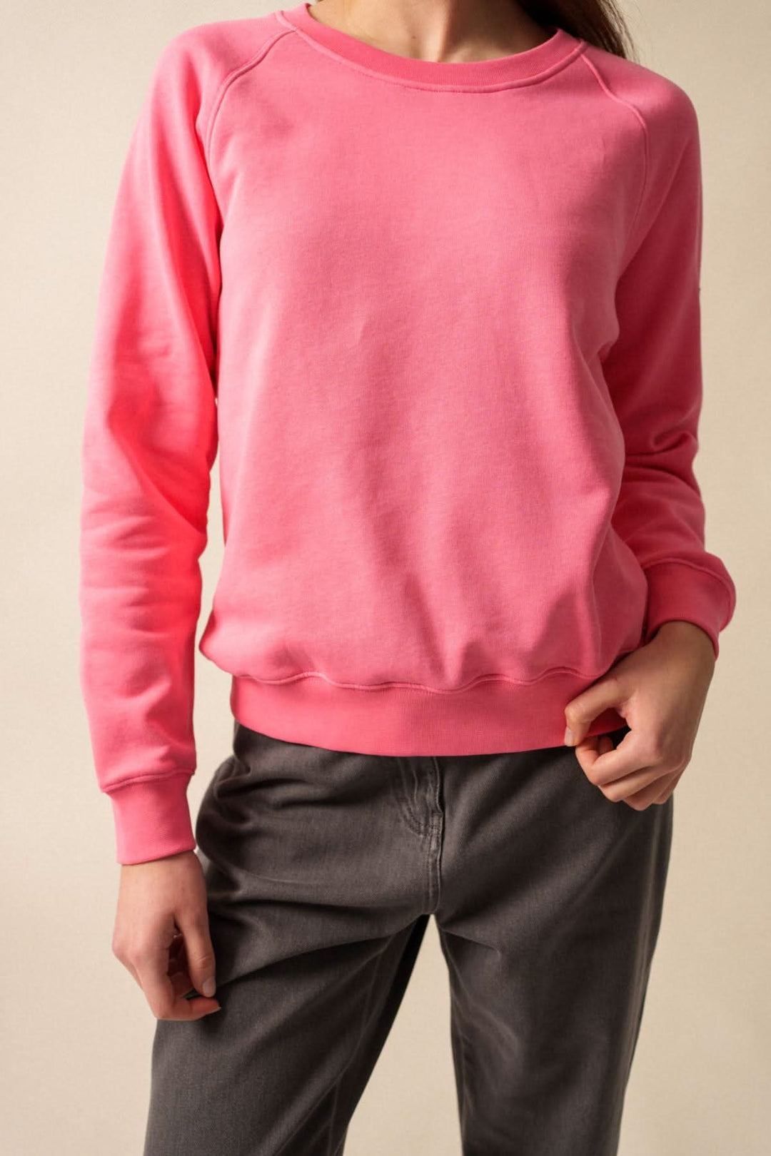 Pull en molleton rose avec col rond et manches longues, parfait pour un look casual et confortable.