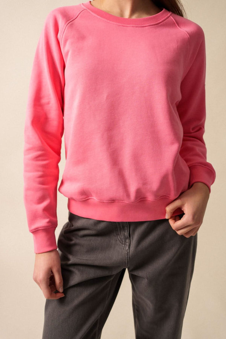 Pull en molleton rose avec col rond et manches longues, parfait pour un look casual et confortable.