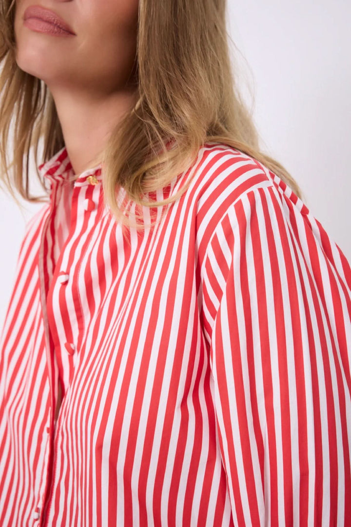 Chemise rayée Althea coupe fluide classique en rouge et blanc avec manches longues et fermeture boutonnée pour un style élégant.