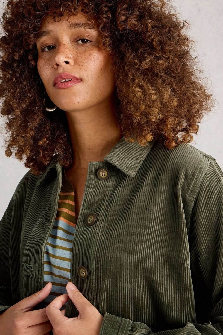 Femme portant Veston Carrie en velours côtelé avec col chemise classique, boutons devant et poches plaquées, style moderne.