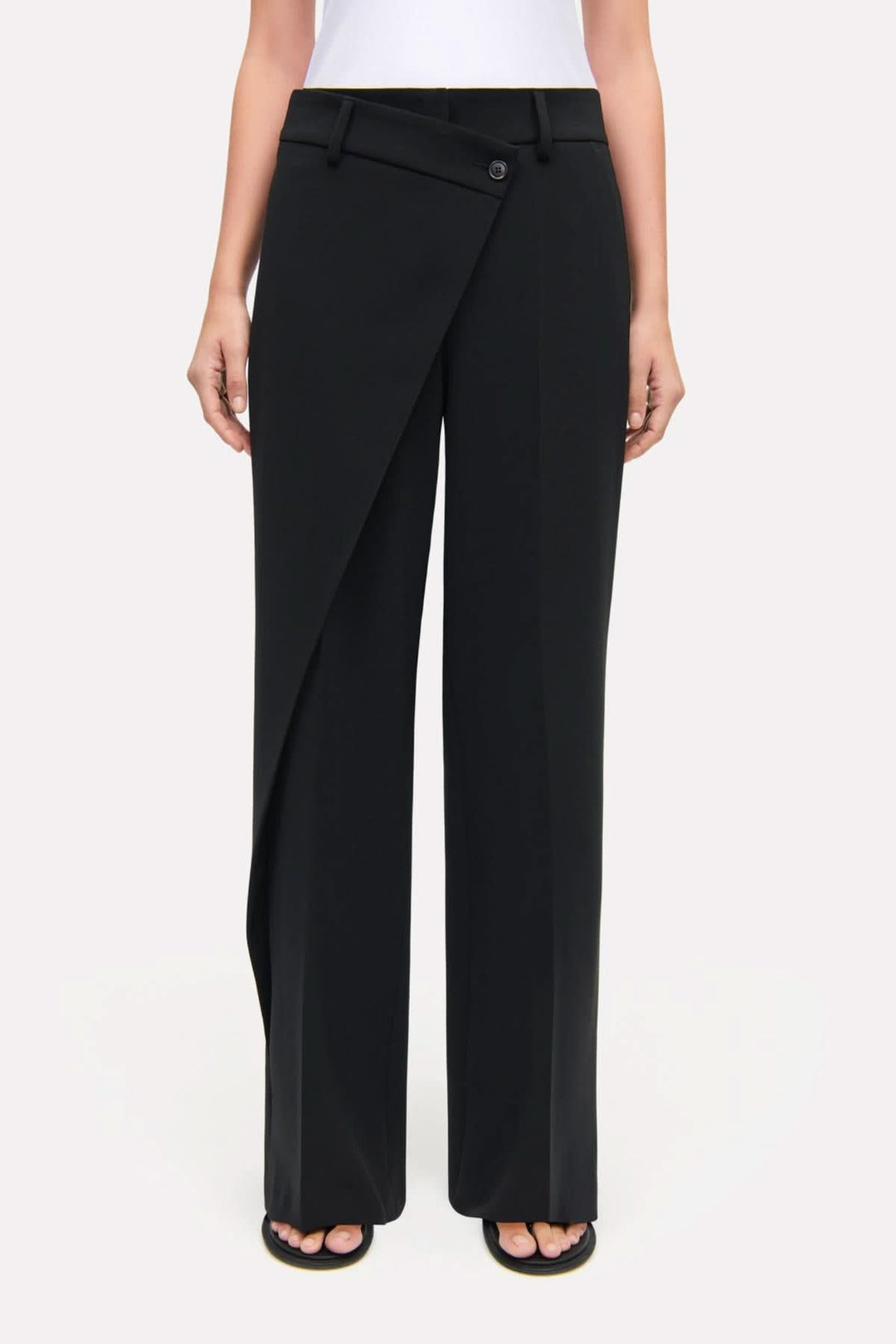 Pantalon Anais avec coupe wrap, jambe large et taille structurée, idéal pour le bureau ou le quotidien.
