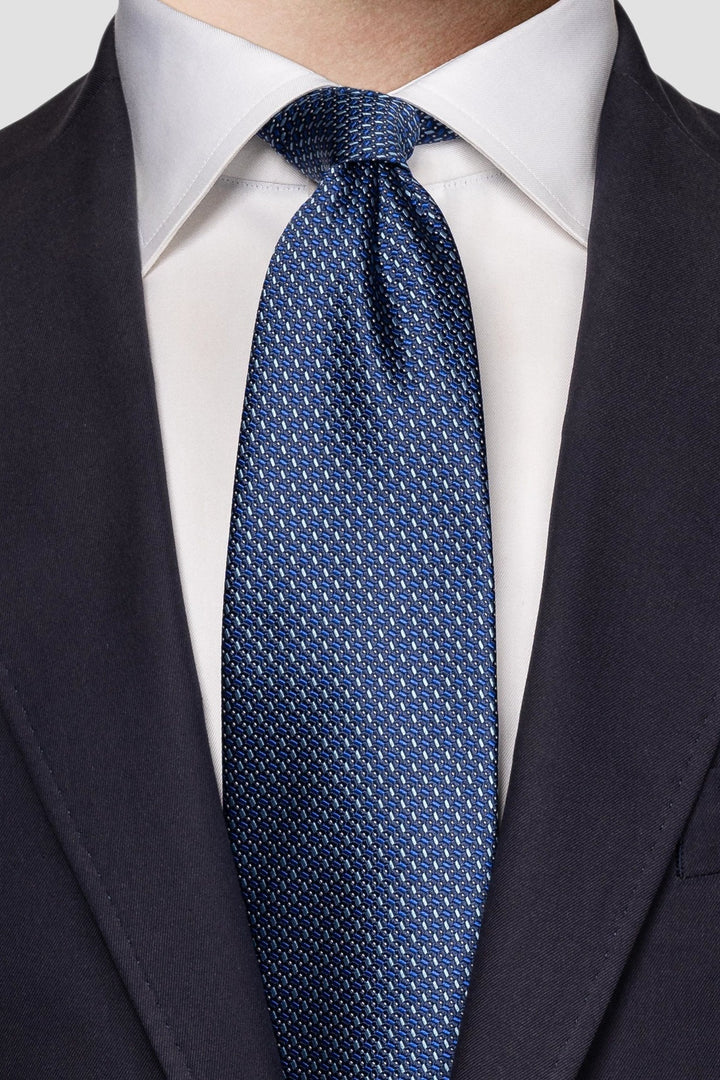 Fluid silk tie