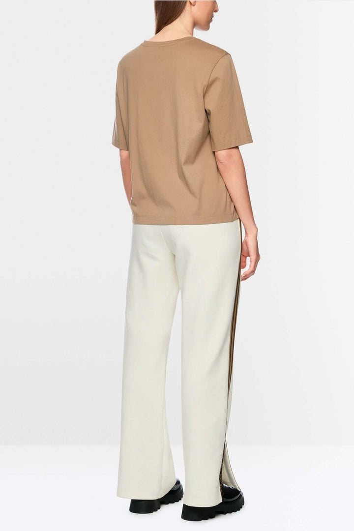 Vue arrière d'un T-shirt imprimé chien, coupe décontractée, manches courtes, associe à un pantalon moderne. Parfait pour un look casual.