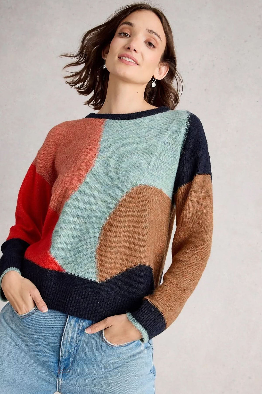 Tricot Freya au motif géométrique coloré, coupe décontractée, porté avec un jean clair.