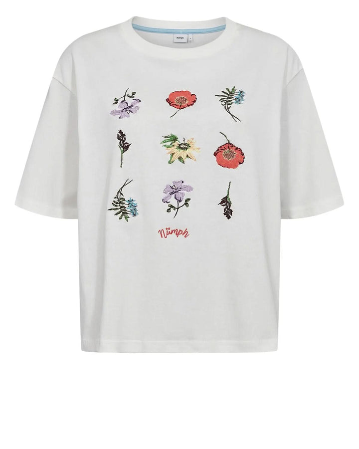 T-shirt à broderies florales avec motifs délicats sur fond blanc, style minimaliste et coupe ample, col rond classique et manches courtes.