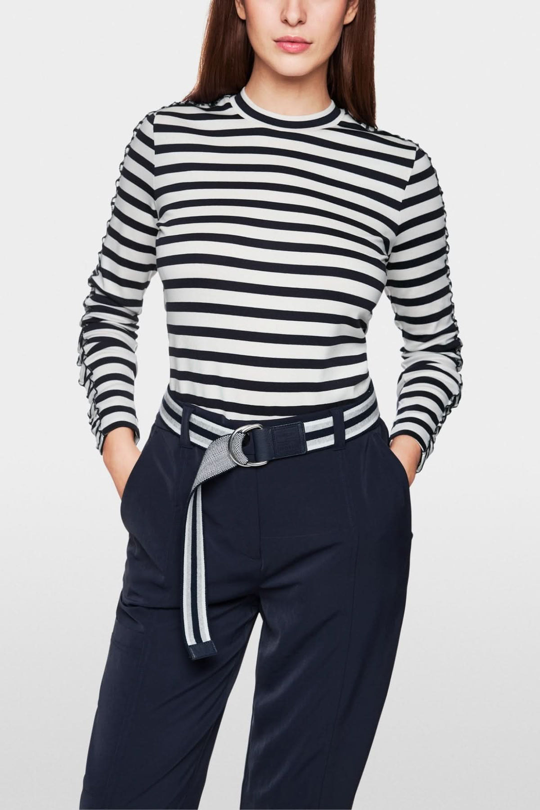 Chandail à rayures maritimes avec mini-volants, porté avec un pantalon bleu marine.