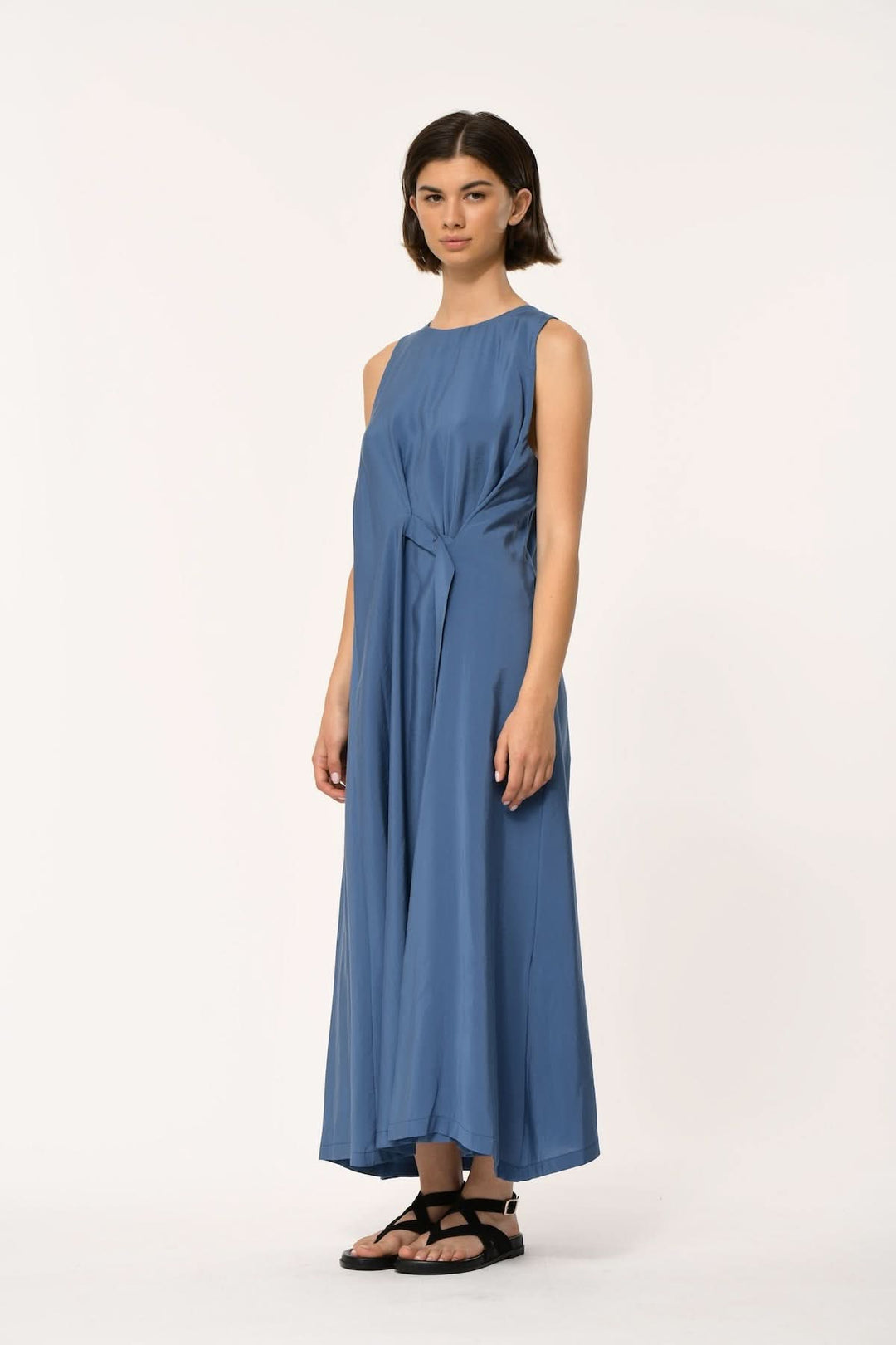 Robe longue fluide drapée sans manches LITHANE en bleu avec coupe élégante et fluide, tombé naturel, allure contemporaine.