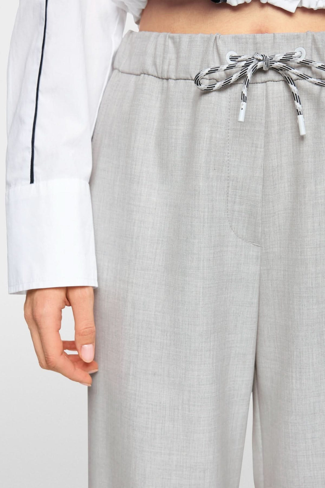 Pantalon à enfiler WASHINGTON avec taille élastique et cordon ajustable, couleur grise, parfait pour un look décontracté.