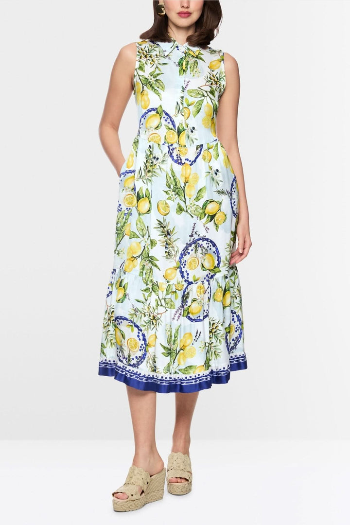 Robe longue imprimée à col chemise avec imprimé décoratif et jupe évasée, parfaite pour un look chic et estival.