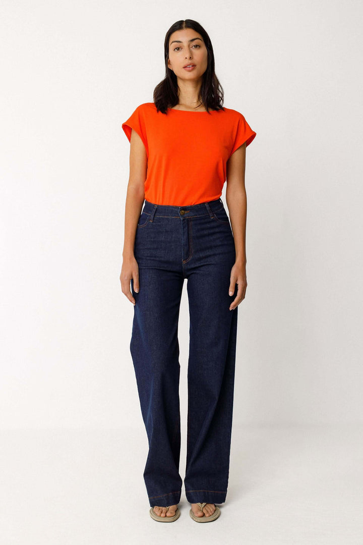 Jeans Ainhize coupe large taille haute en denim bleu, affichant une silhouette moderne et élégante, parfait pour un look tendance.