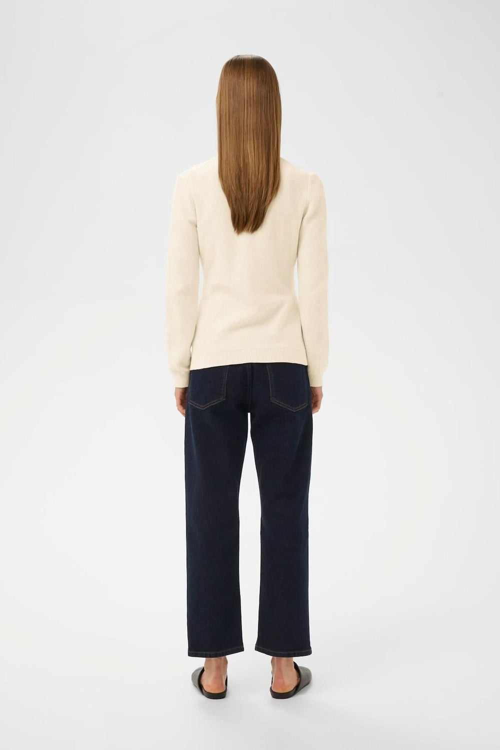 Vue arrière du Cardigan en maille NAASU avec coupe droite, porté par un mannequin, créant une silhouette élégante et intemporelle.