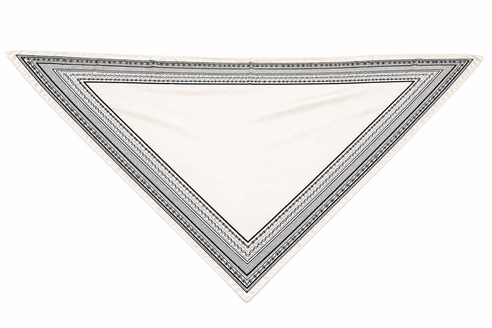 Foulard imprimé graphique triangulaire avec motif moderne, format carré 90 x 90 cm, finition satinée. Polyvalent et élégant.