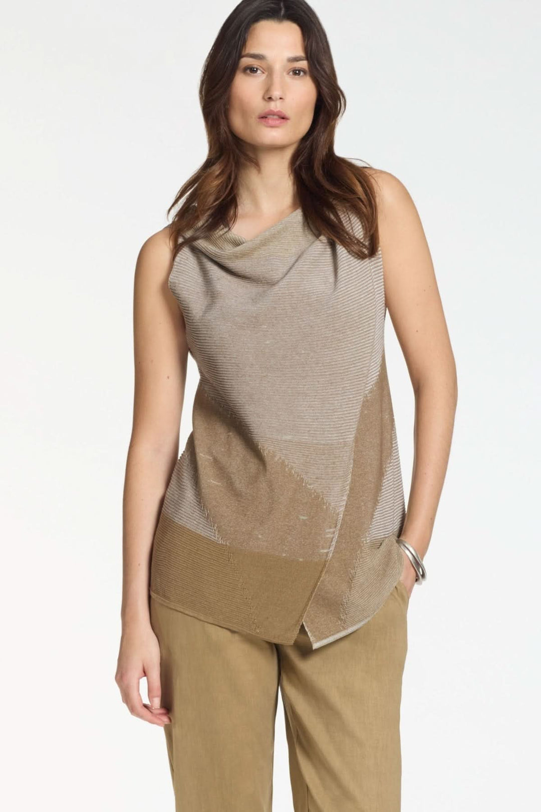 Camisole en maille graphique sans manches avec coupe fluide et motif contrasté, portée par un mannequin