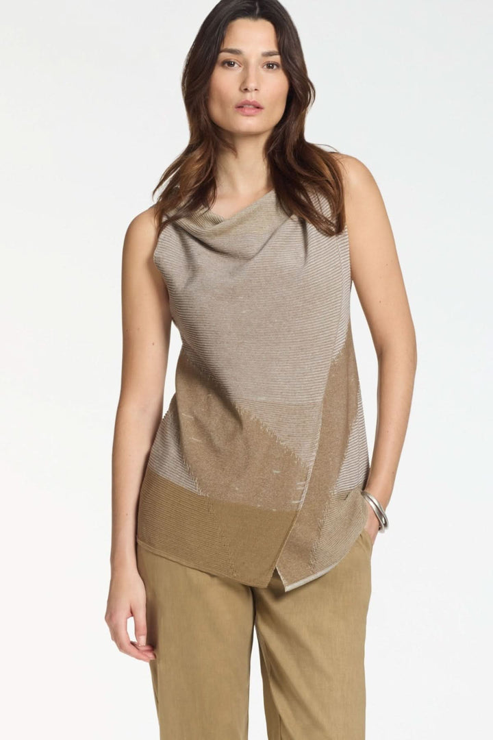 Camisole en maille graphique sans manches avec coupe fluide et motif contrasté, portée par un mannequin