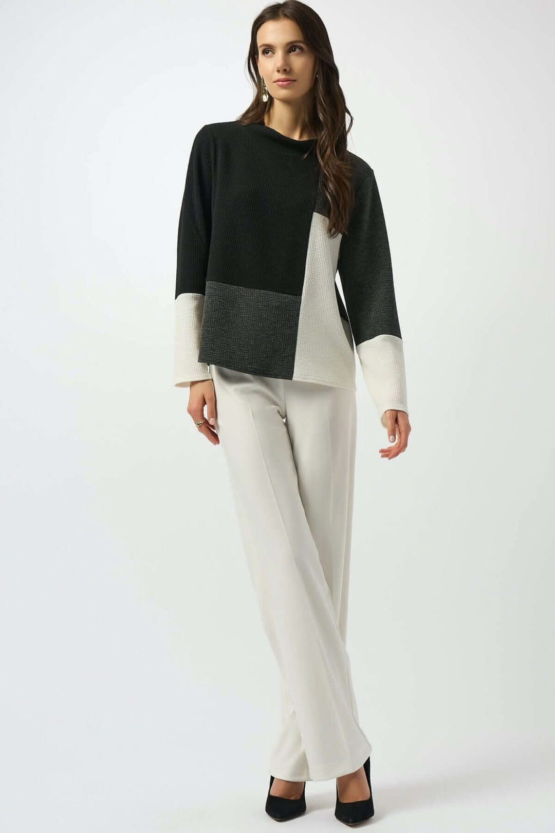 Haut à manches longues moderne en maille texturée, motif en blocs de couleurs noir, gris et blanc cassé.