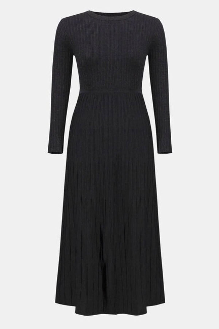 Robe élégante en tricot noire, manches longues, coupe midi, maille côtelée, style fluide et chic pour l'automne/hiver.