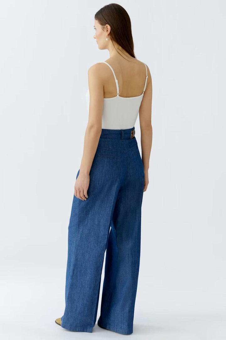 Pantalon en denim à jambe large, vue arrière, avec taille haute et coupe décontractée, style élégant et moderne.