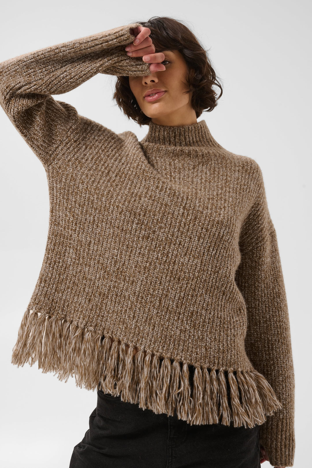 Tricot à col montant avec franges vue de face pour femme Part Two