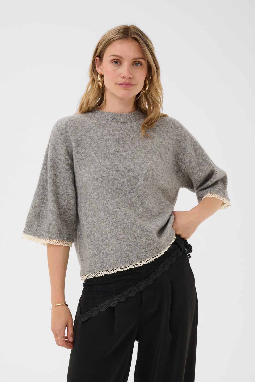 Vue de face tricot blanc avec détails en dentelle Cream pour femme - Valérie Simon