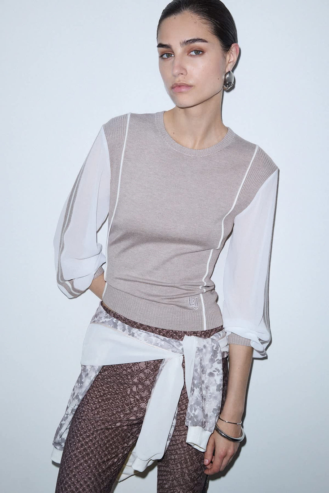 Tricot bimatière à manches contrastantes vue de face pour femme liujo