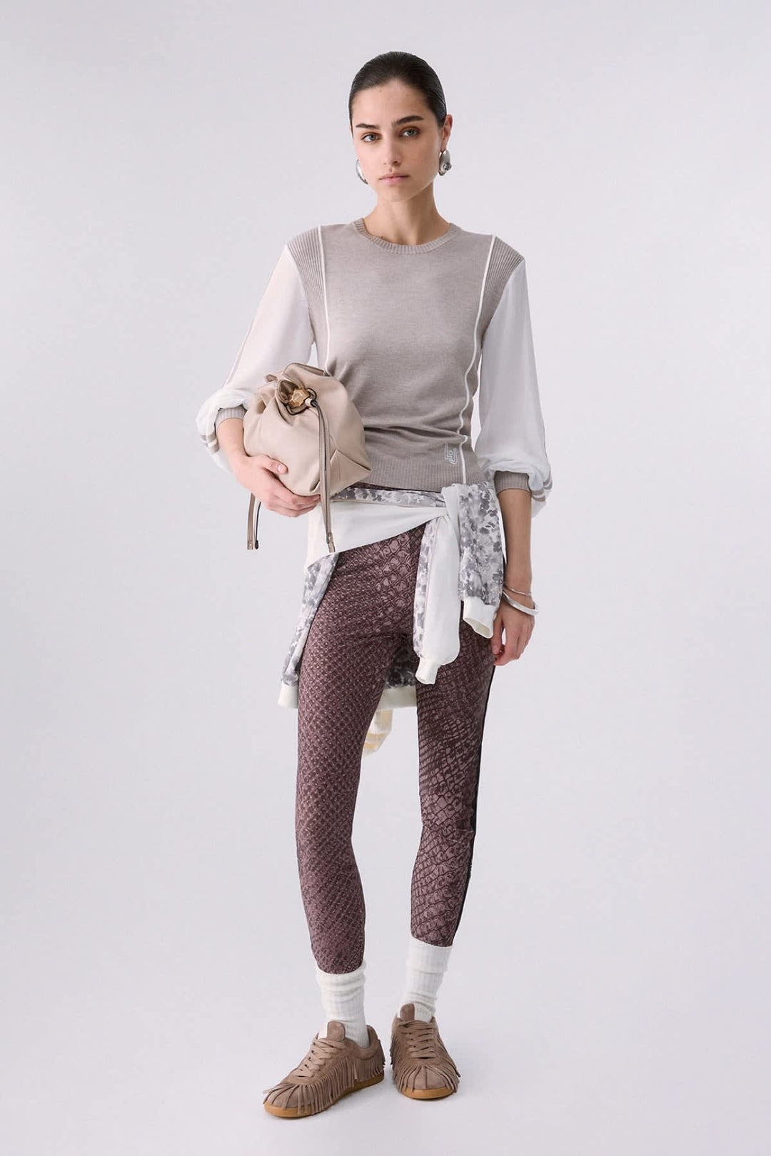 Tricot bimatière à manches contrastantes vue de face pour femme liujo
