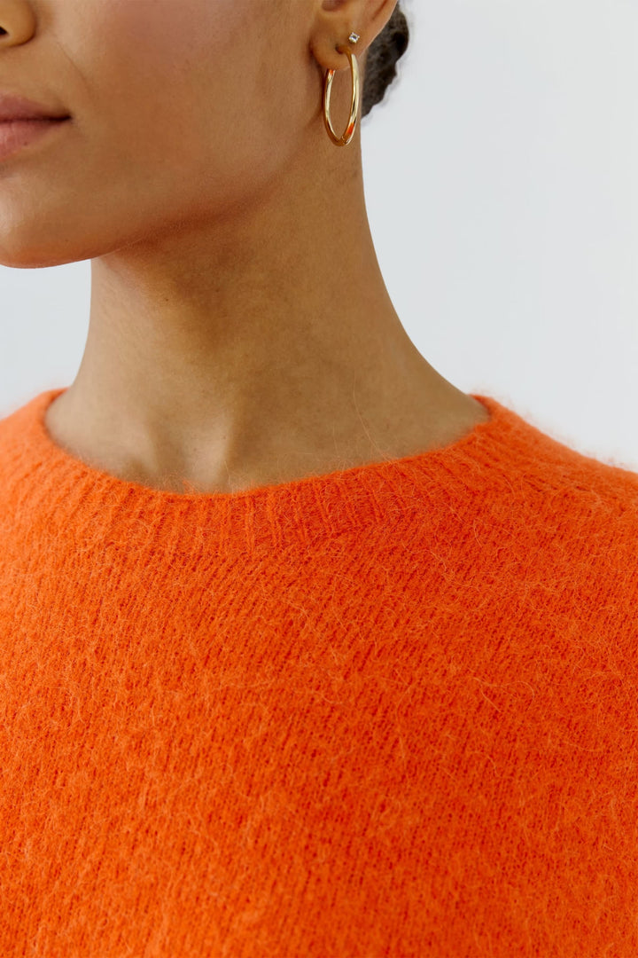 Vue de face tricot maille duveteuse pour femme beige avec détails côtelés - Valérie Simon