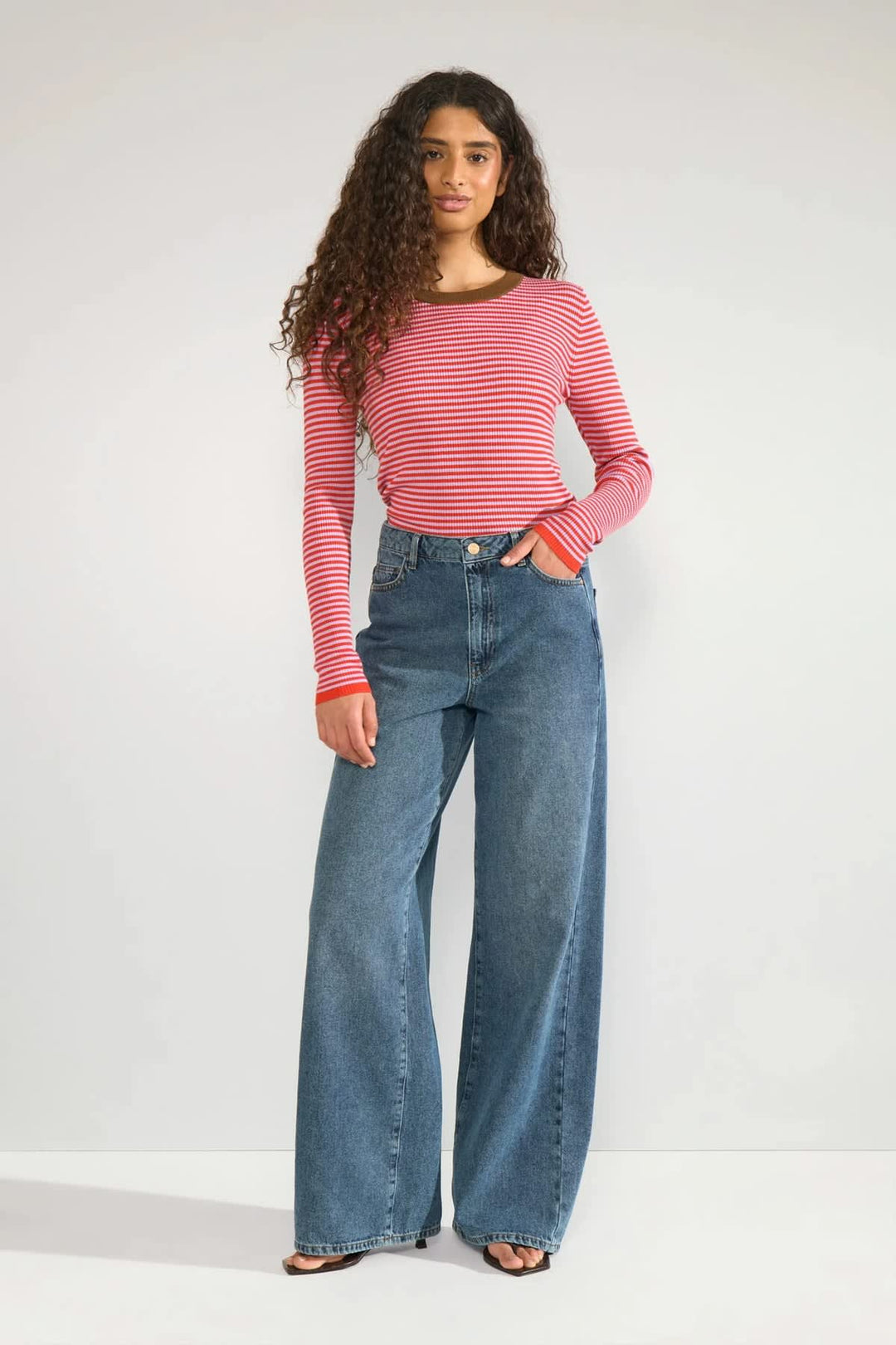 Tricot rayé à manches longues vue de face pour femme Numph