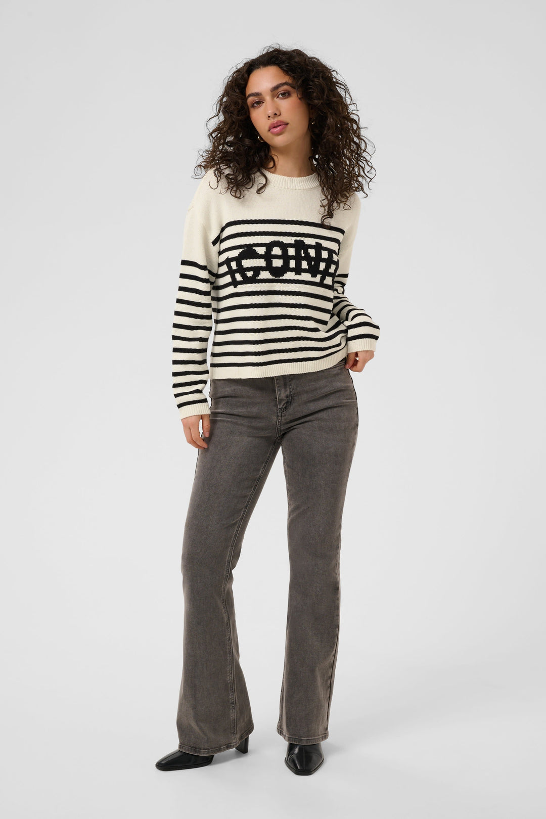 Vue de face tricot rayé blanc et noir avec inscription femme Kaffe - Valérie Simon