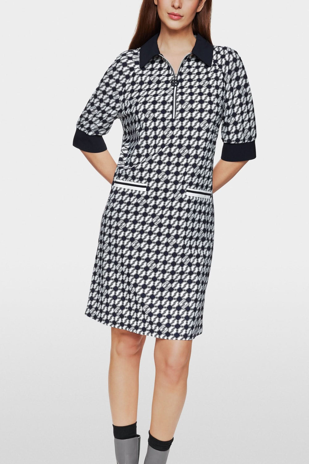 Robe en jersey scuba à imprimé géométrique, courte avec poches et fermeture éclair, style moderne et décontracté.