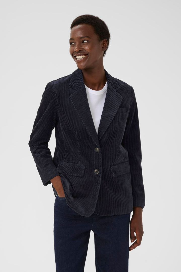 Veston Leni en velours côtelé, coupe ajustée, porté avec un t-shirt et un jean, style chic décontracté.