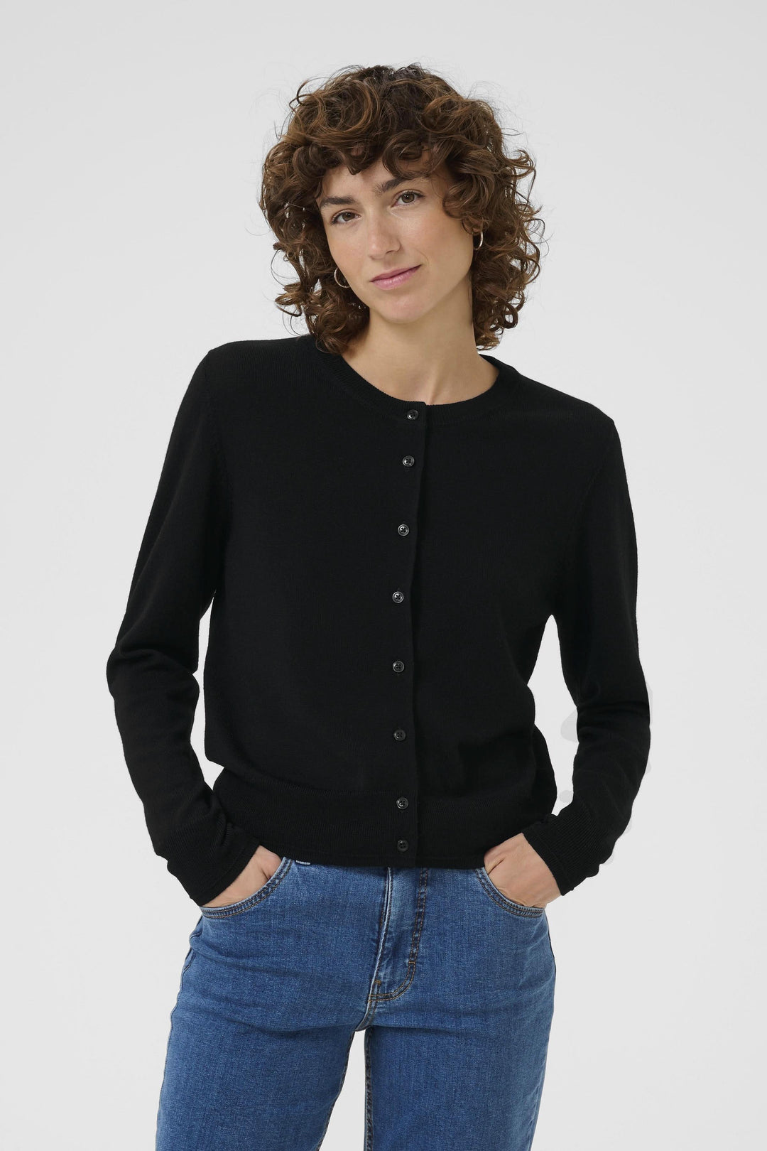 Cardigan Noelani noir à encolure ronde, tricoté en laine douce avec boutons sur le devant.