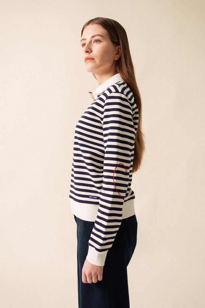 Chandail polo NINA à rayures, col classique et détails coudières en cœur, parfaite pour un look décontracté.