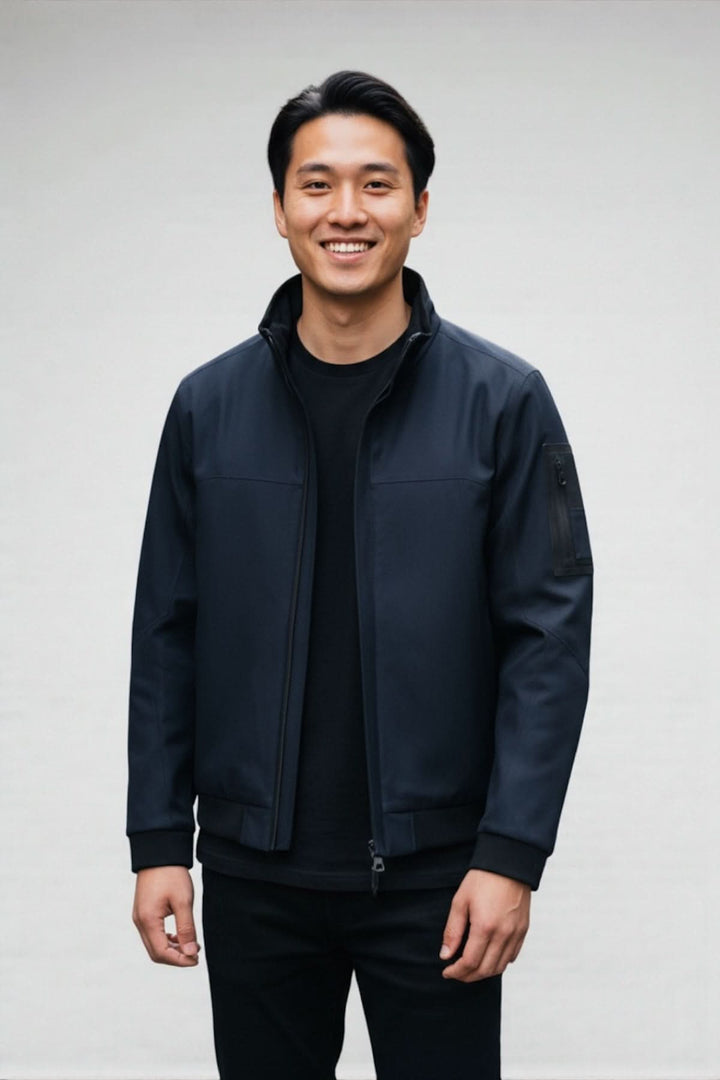 Homme portant la Veste Hexatec Boss Green, veste à protection déperlante et doublure polaire, style innovant signé BOSS.