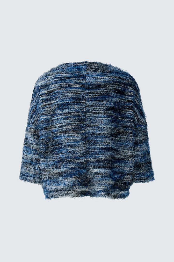 Chandail court bleu moelleux avec aspect tricoté, coupe carrée et manches 1/2.